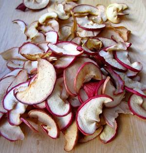 Сушеные яблоки, польза и вред для организма, как засушить дома
