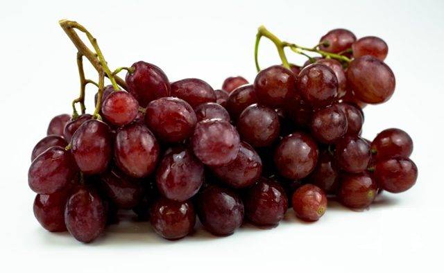 Сколько калорий в черном винограде, калорийность темного винограда разных сортов с косточками и без, гликемический индекс и бжу
