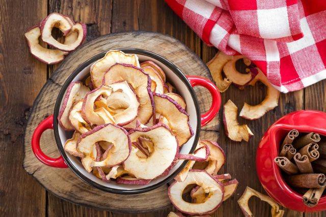 Сушеные яблоки - польза и вред для здоровья