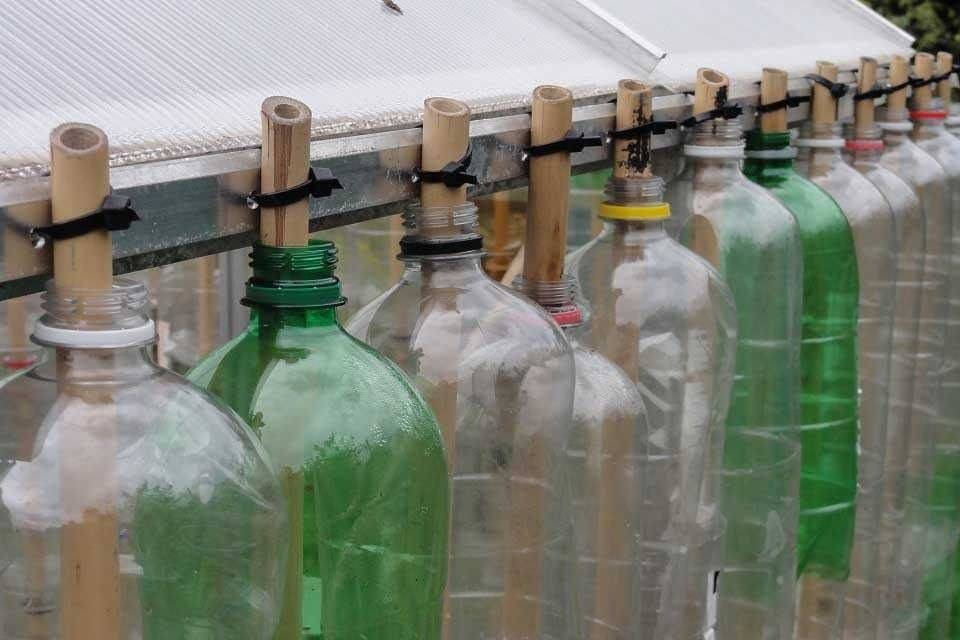 Как сделать теплицу из пластиковых бутылок своими руками