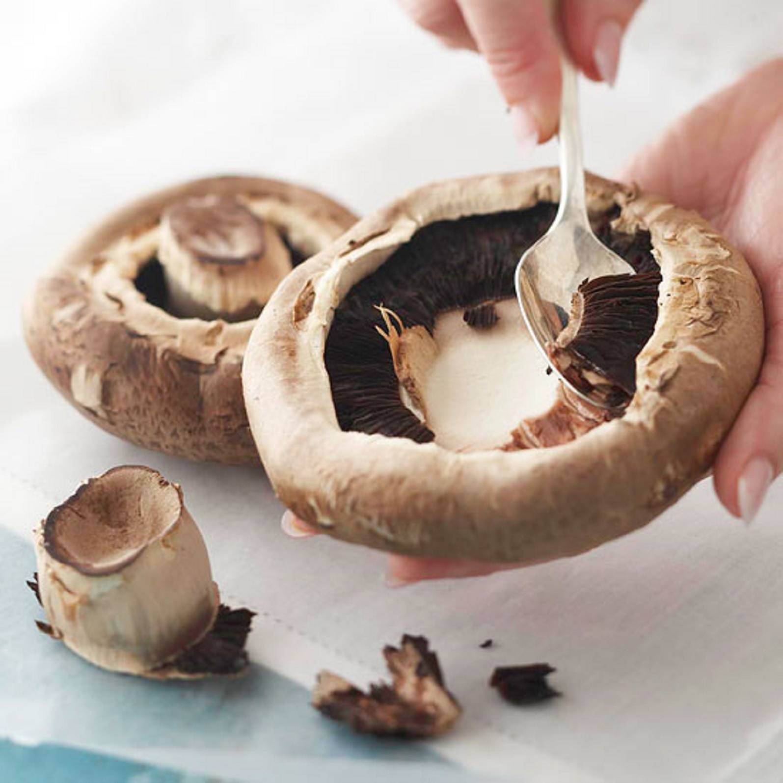 Как чистить свежие грибы шампиньоны: видео