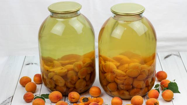 Компот из абрикосов и слив на зиму - 8 пошаговых фото в рецепте