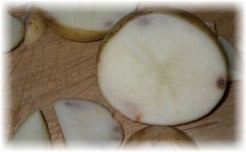 Почему картошка чернеет внутри при хранении