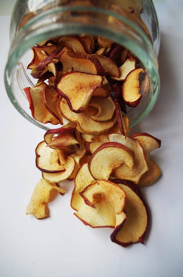 Cушеные яблоки — 7 фактов о пользе и вреде для здоровья организма, калорийность и рецепт приготовления