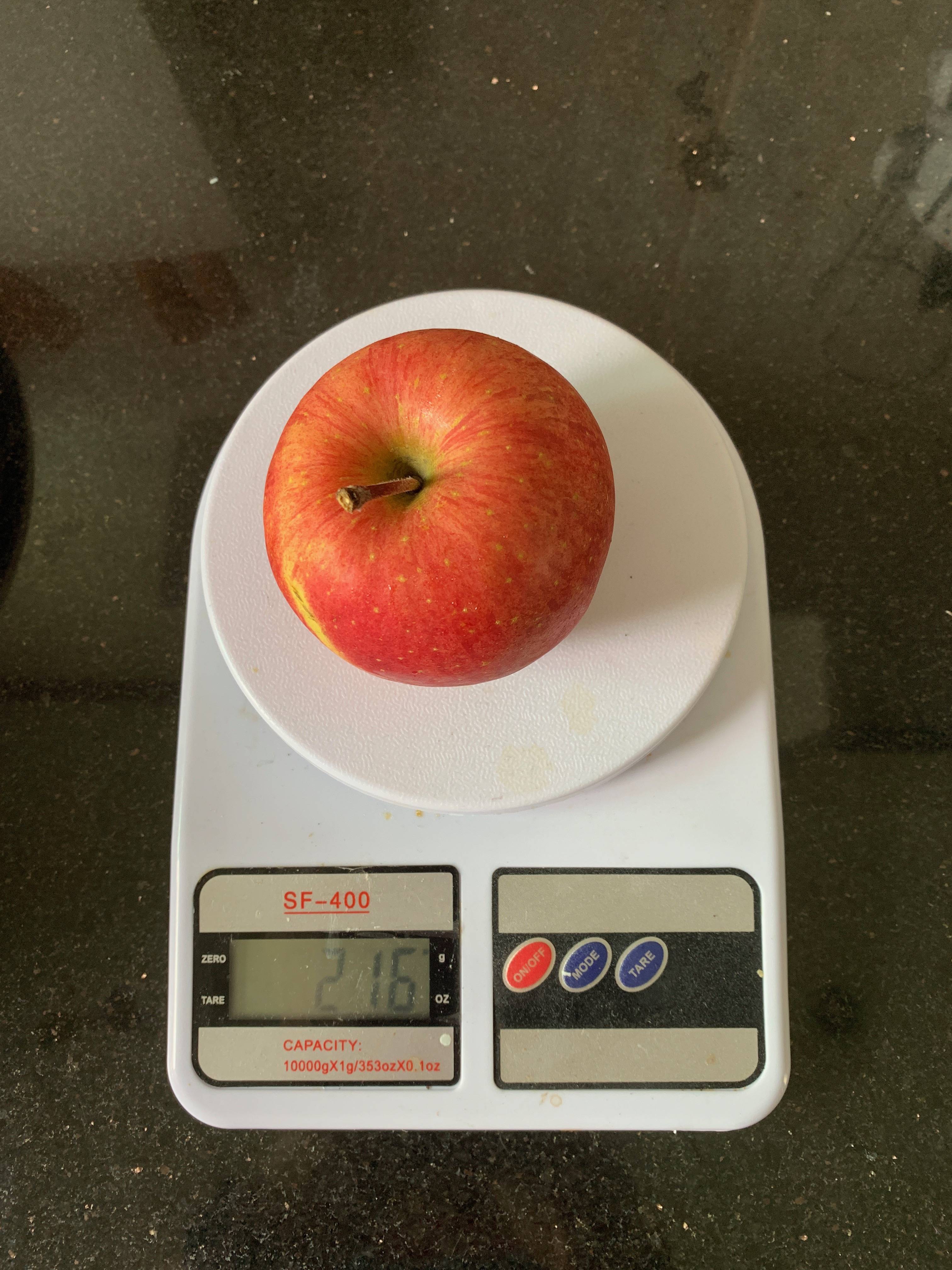 Сколько вес яблока. Красное яблоко вес 1 шт. Средний вес 1 яблока Голден. Яблоко грамм. Вес одного яблока.