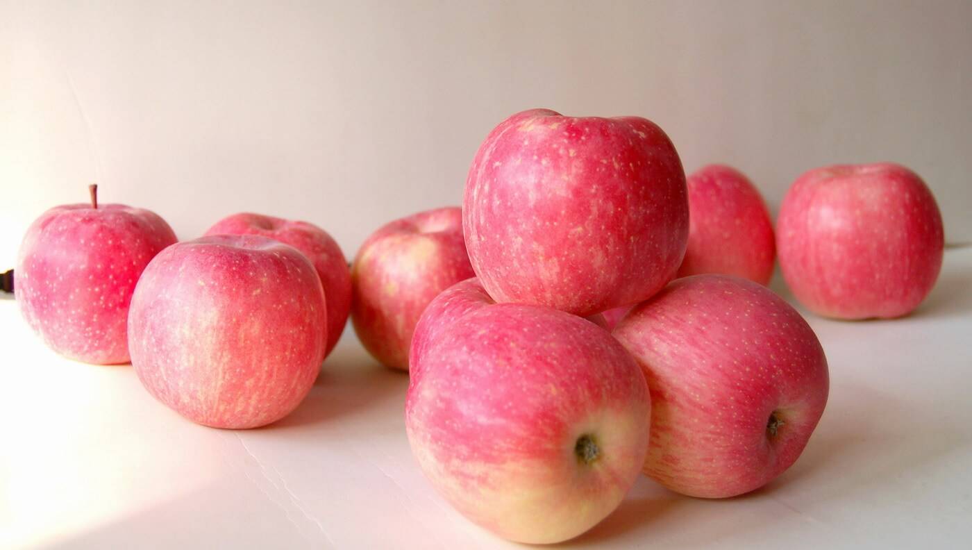 Сколько грамм в яблоке: среднего размера, маленькое и большое – сколько весит яблоко, его пищевая ценность и калорийность