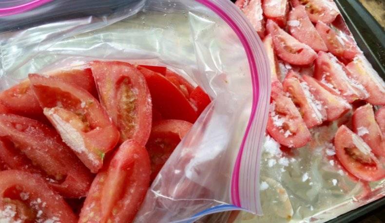 Как заморозить помидоры на зиму в морозилке и что с ними делать