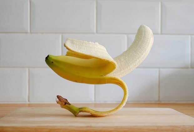 Банановая кожура как удобрение для комнатных растений и цветов: плюсы и минусы подкормки