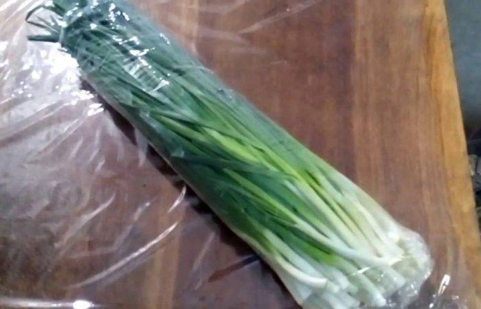 Как сохранить зеленый лук, чтобы оставался свежим как можно дольше в холодильнике