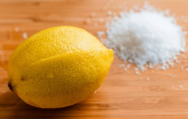 Как правильно делать клизму с солью?